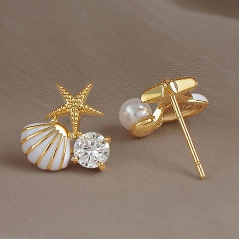 *MERIAH* White x Gold Starfish Shell Rhinestone Fashion Stud Earrings